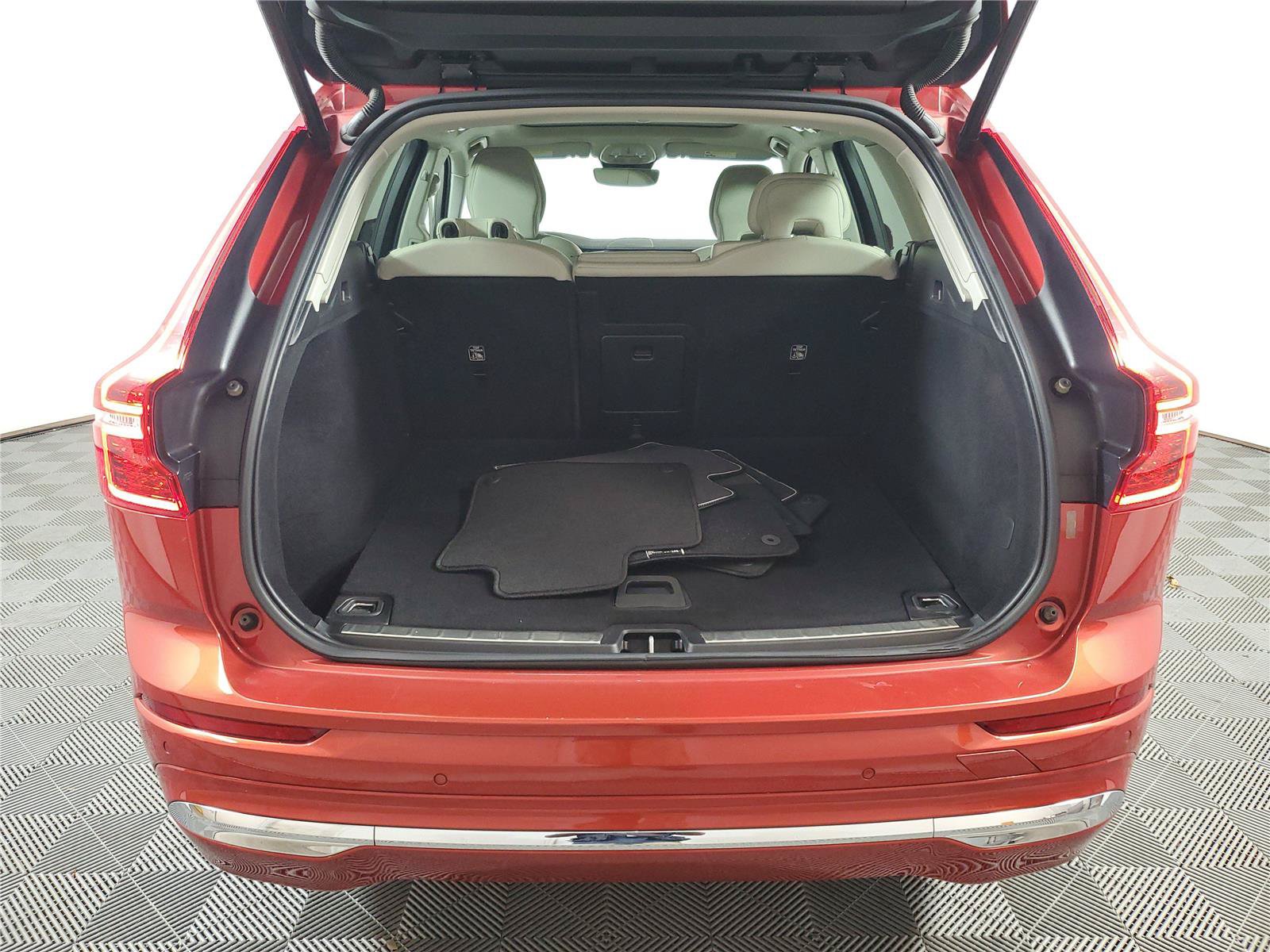 Certified 2023 Volvo XC60 B5 Plus w/ Climate Package AWD/4WD image 8
