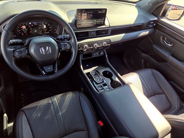 Used 2025 Honda Pilot Black Edition image 8