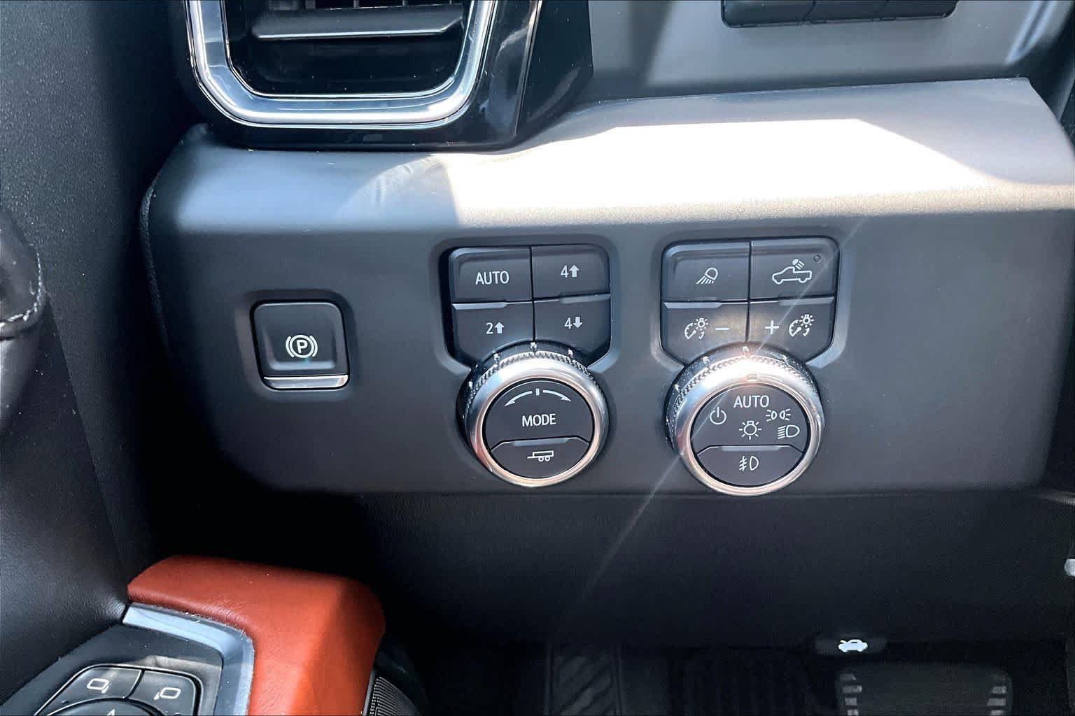 Used 2024 GMC Sierra 3500 Denali Ultimate AWD/4WD image 34