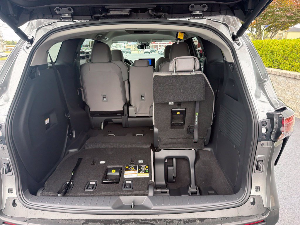 New 2026 Toyota Sienna LE FWD image 23