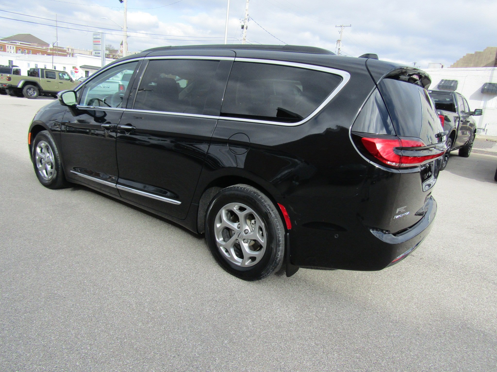 Used 2023 Chrysler Pacifica Limited image 5