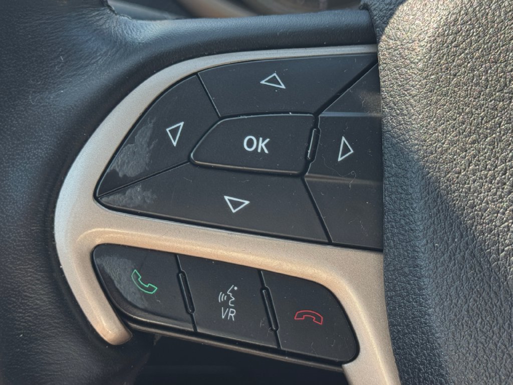 Used 2016 Jeep Cherokee Latitude w/ Cold Weather Group AWD/4WD image 30