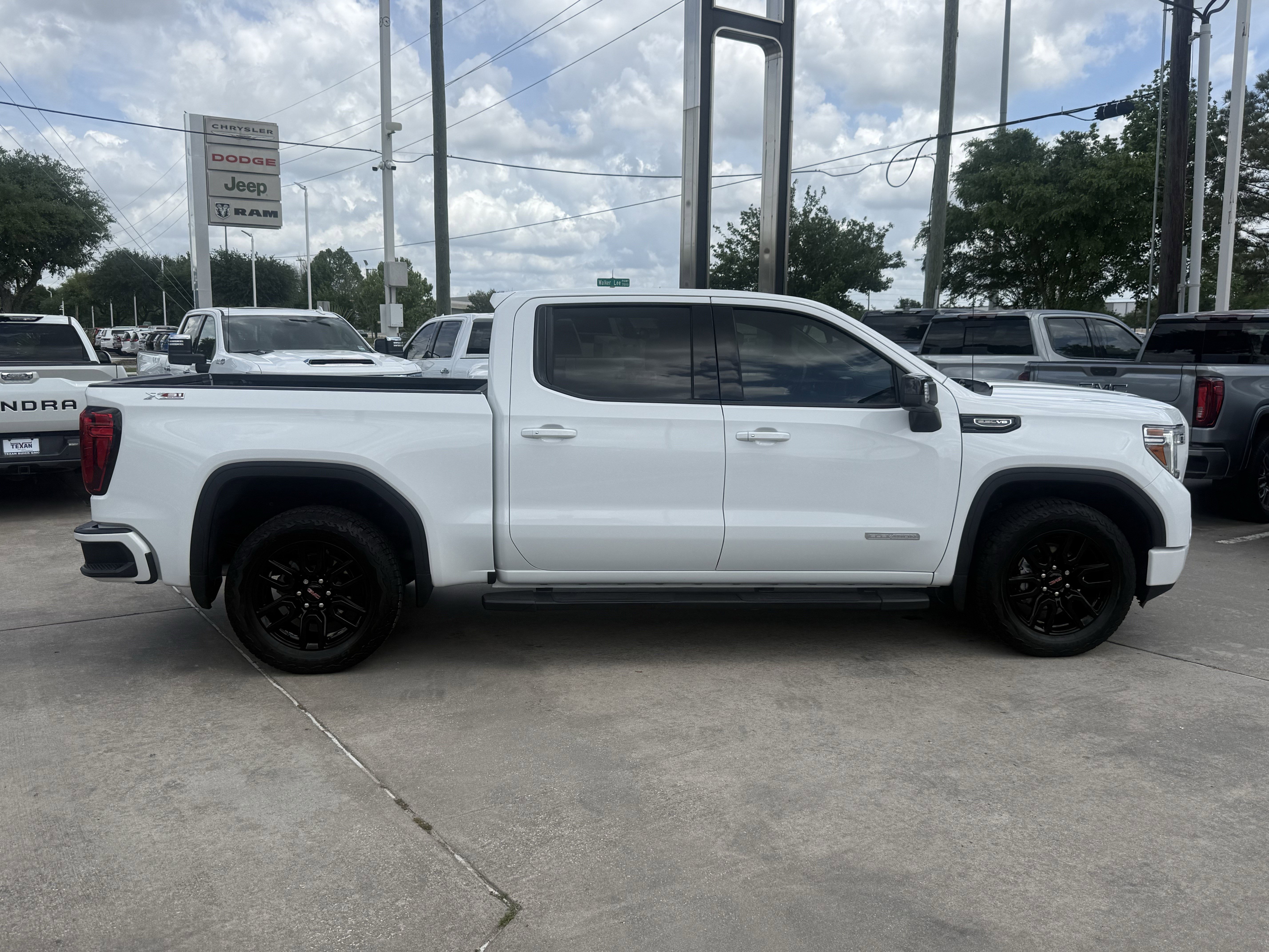 Used 2022 GMC Sierra 1500 Elevation w/ Preferred Package AWD/4WD image 3