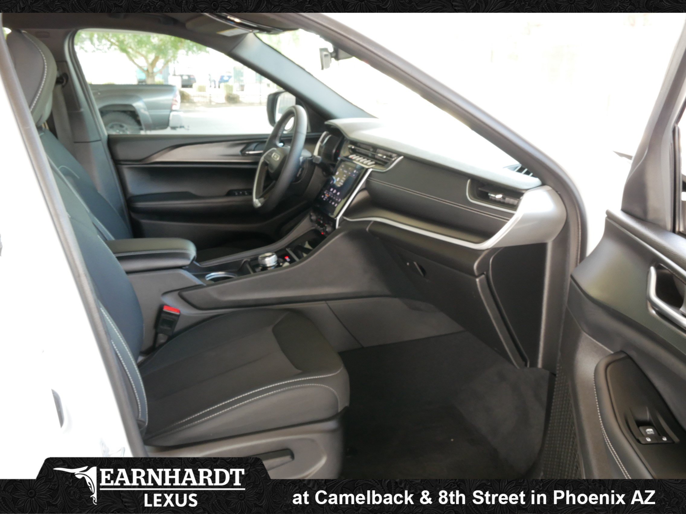 Used 2025 Jeep Grand Cherokee L Laredo RWD image 10