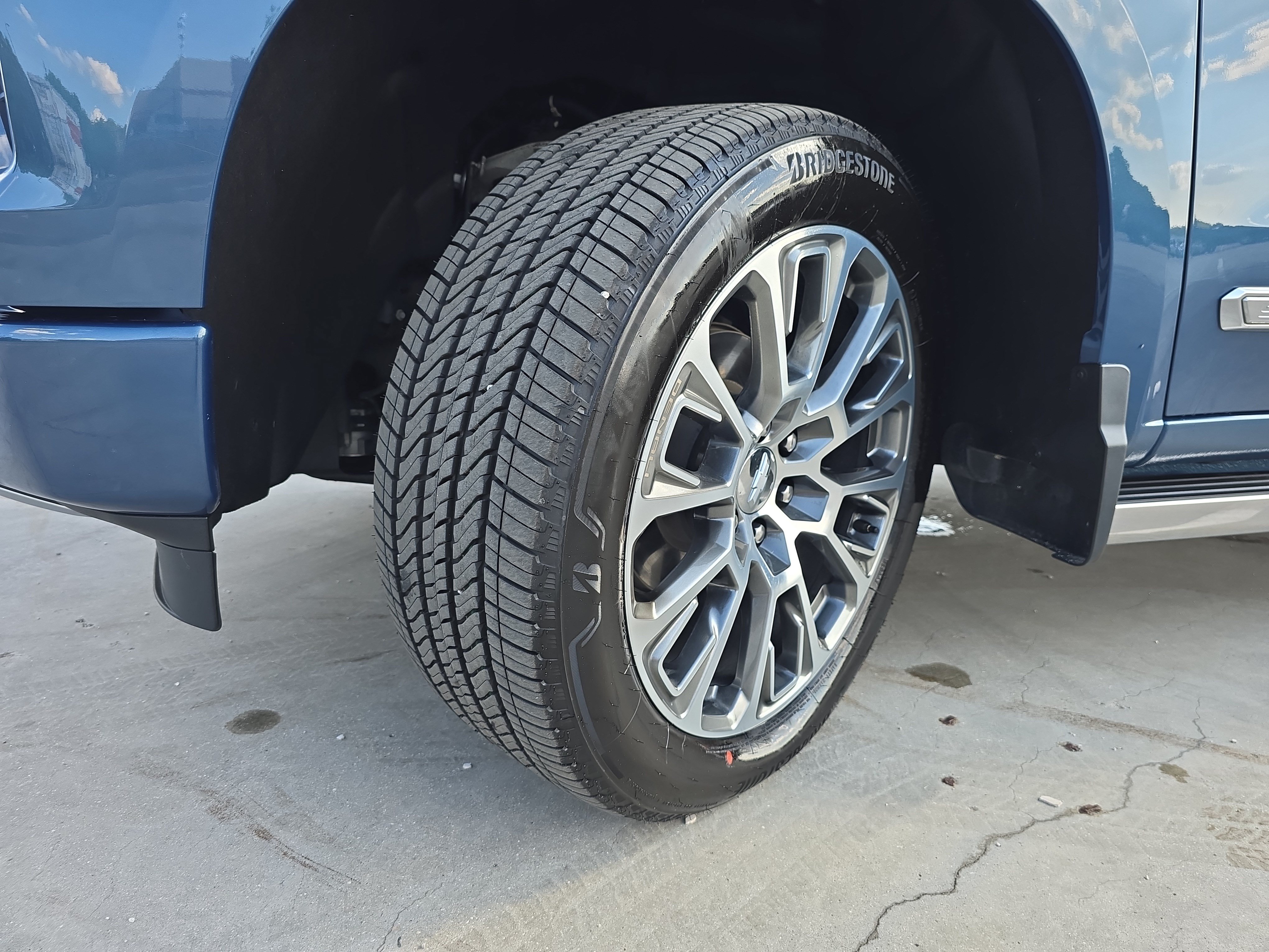 Used 2024 Chevrolet Silverado 1500 High Country w/ High Country Premium Package AWD/4WD image 34