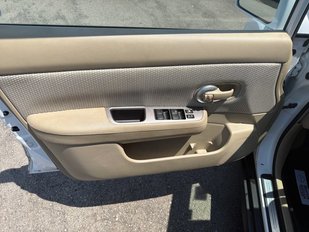 Used 2007 Nissan Versa Hatchback w/ Convenience Pkg FWD image 11