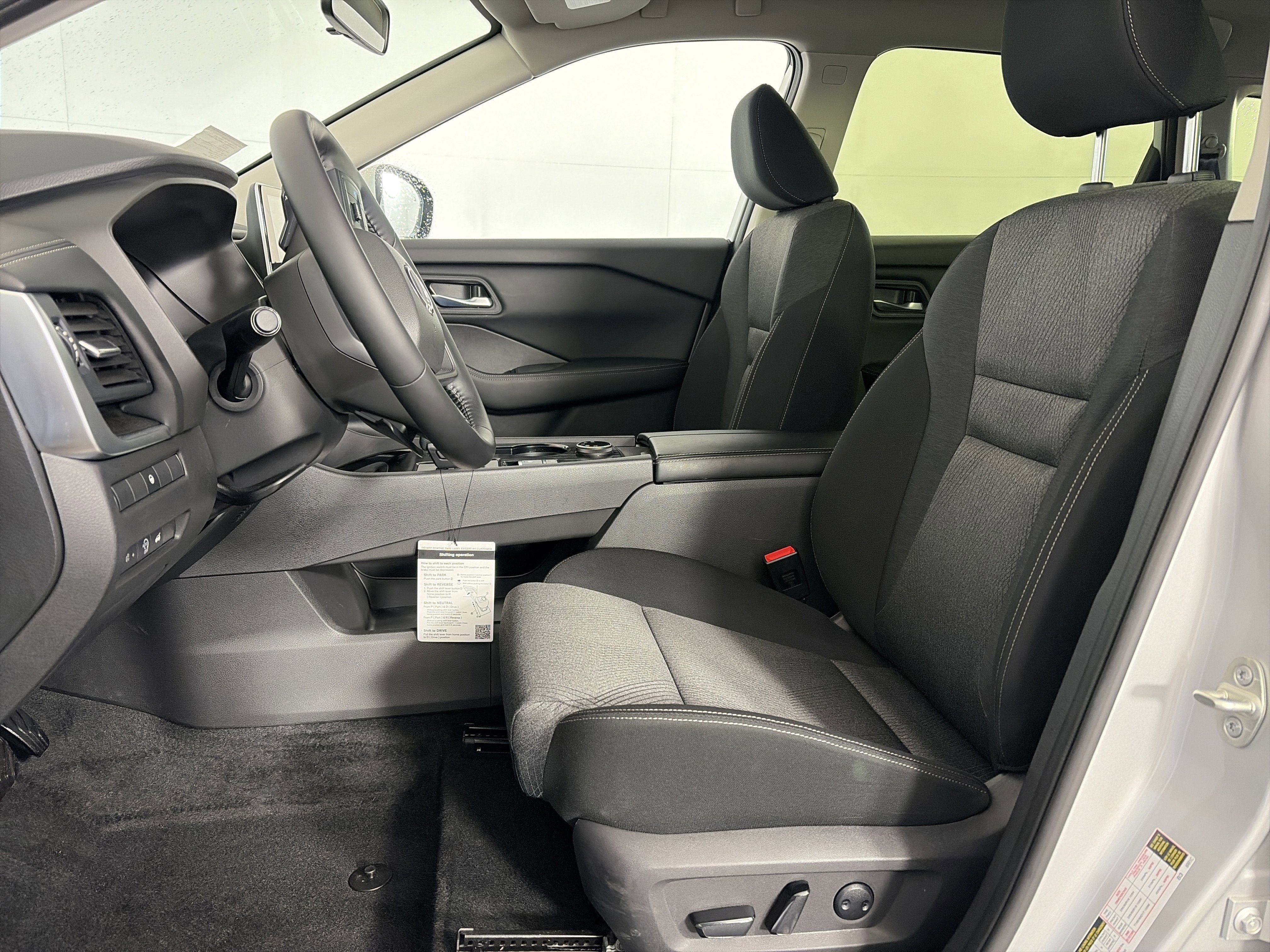 Used 2025 Nissan Rogue SV image 6