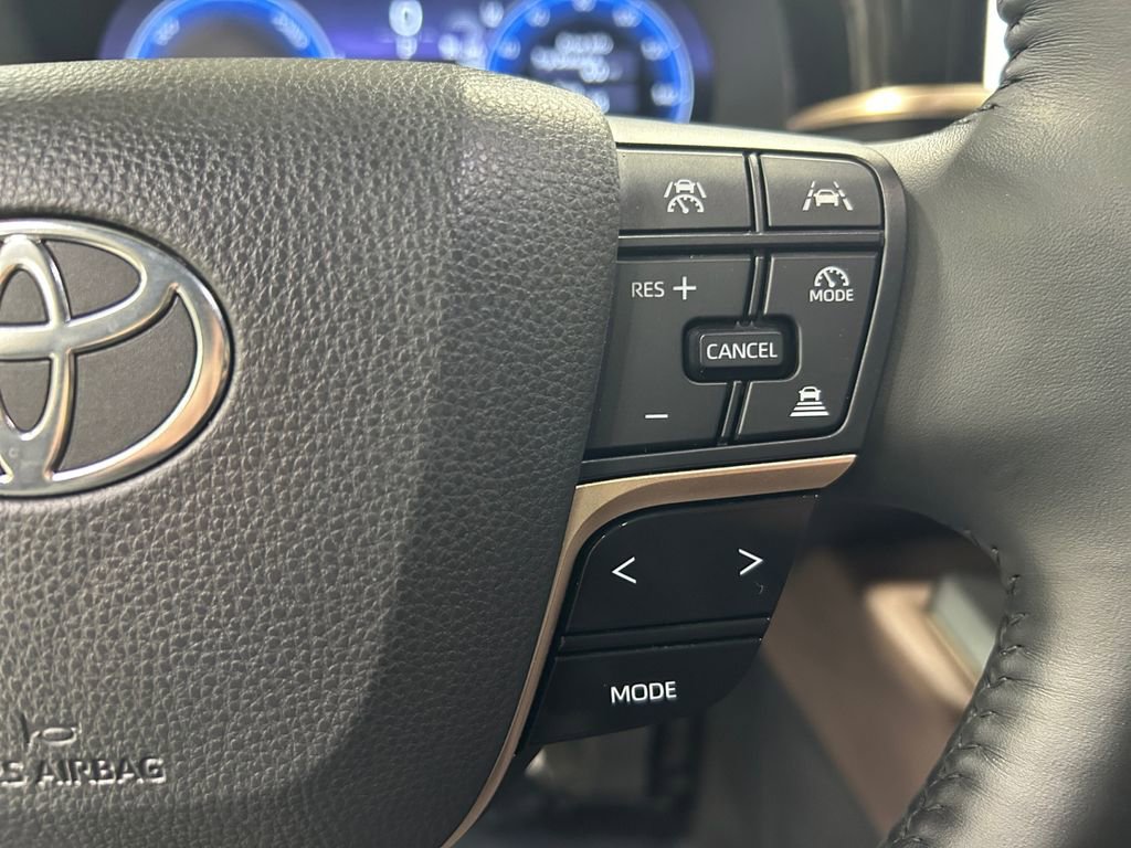 Used 2023 Toyota Crown Limited image 18