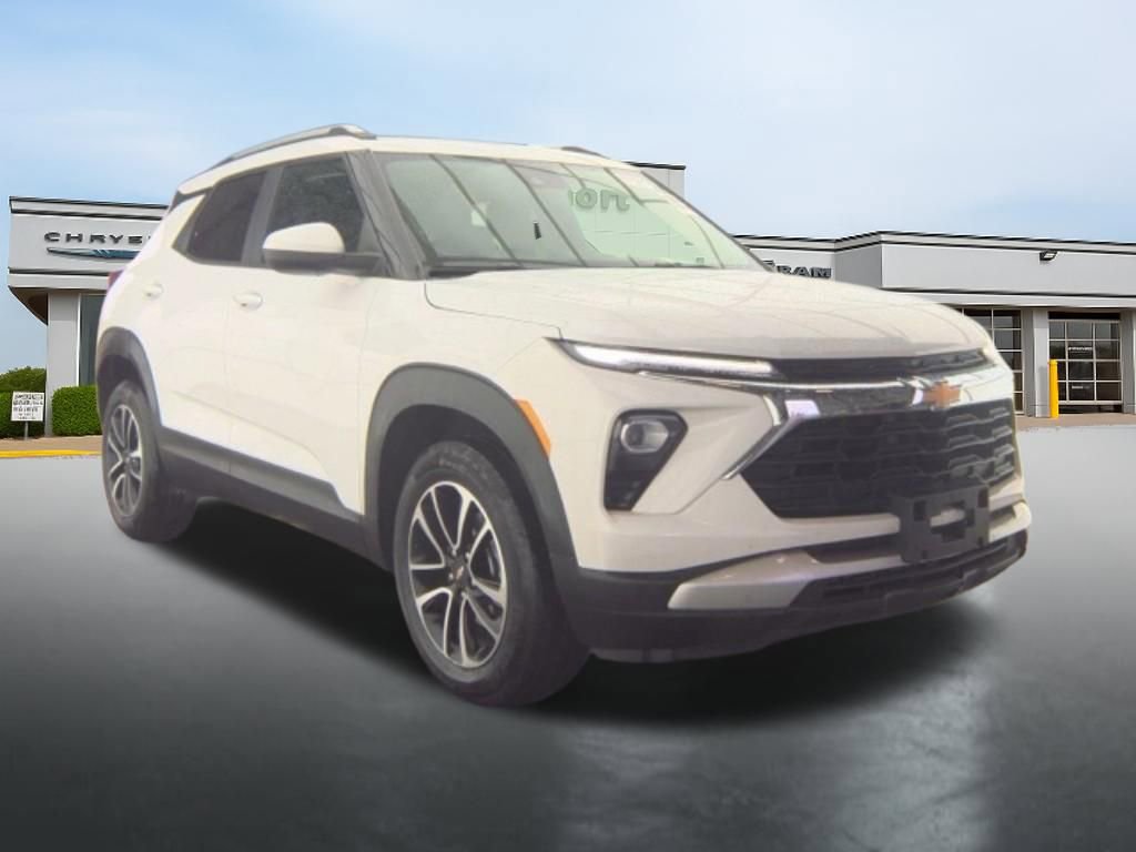 Used 2025 Chevrolet TrailBlazer LT AWD/4WD image 2