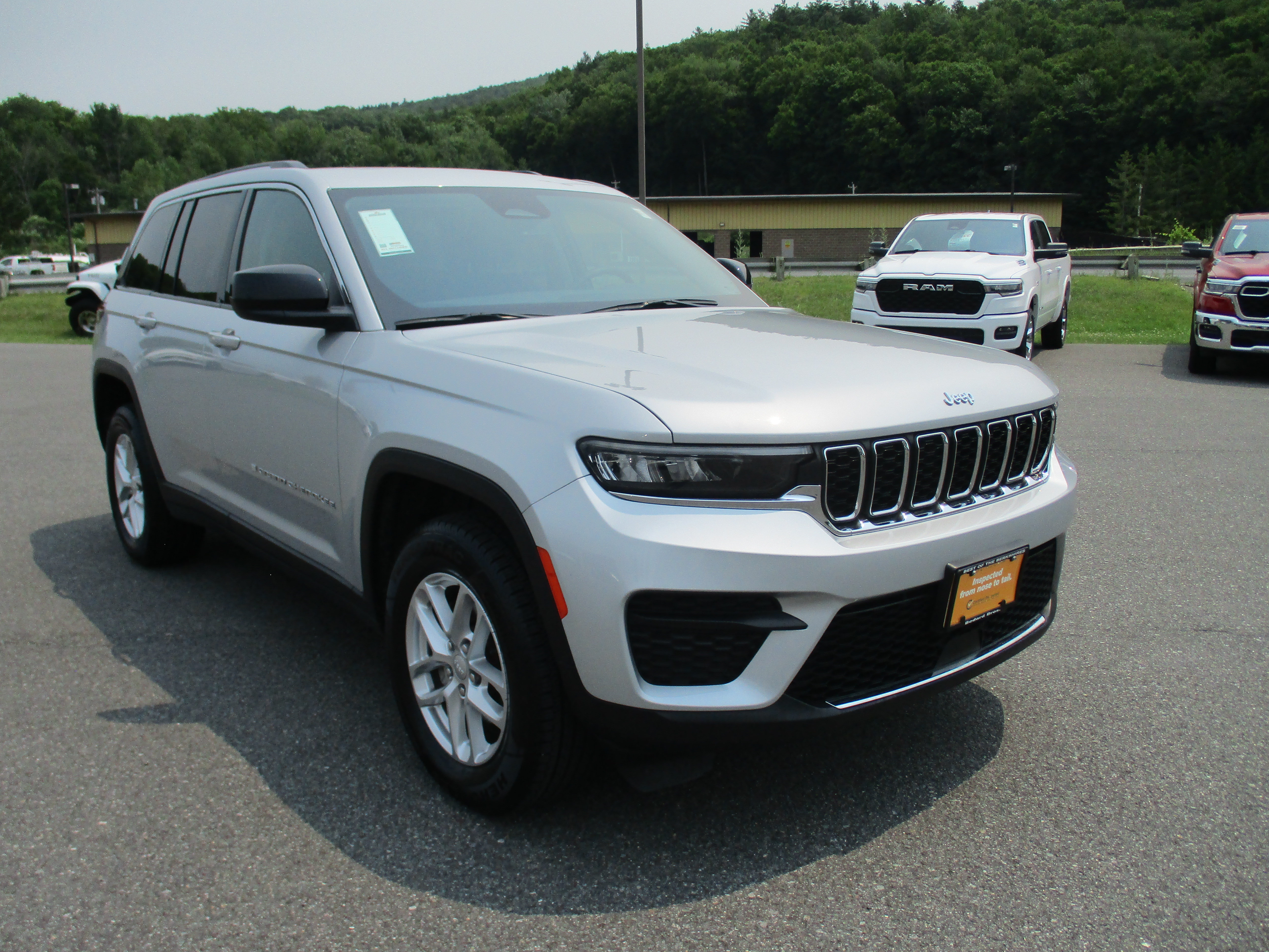 Certified 2023 Jeep Grand Cherokee Laredo X AWD/4WD image 3