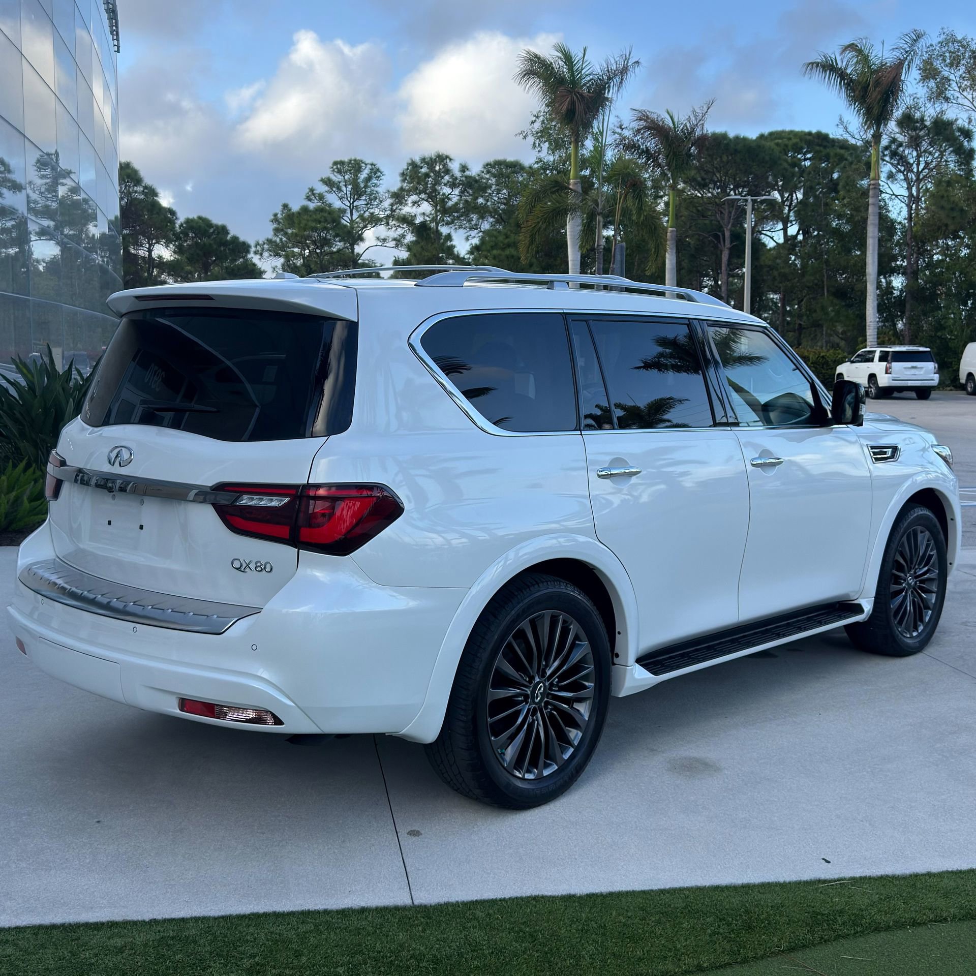 Used 2024 INFINITI QX80 Premium Select w/ Cargo Package image 9