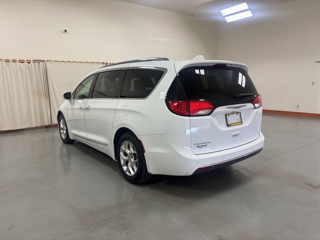 Used 2018 Chrysler Pacifica Touring-L w/ Tire & Wheel Group FWD image 6