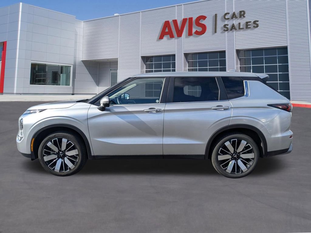 Used 2025 Mitsubishi Outlander SE image 10