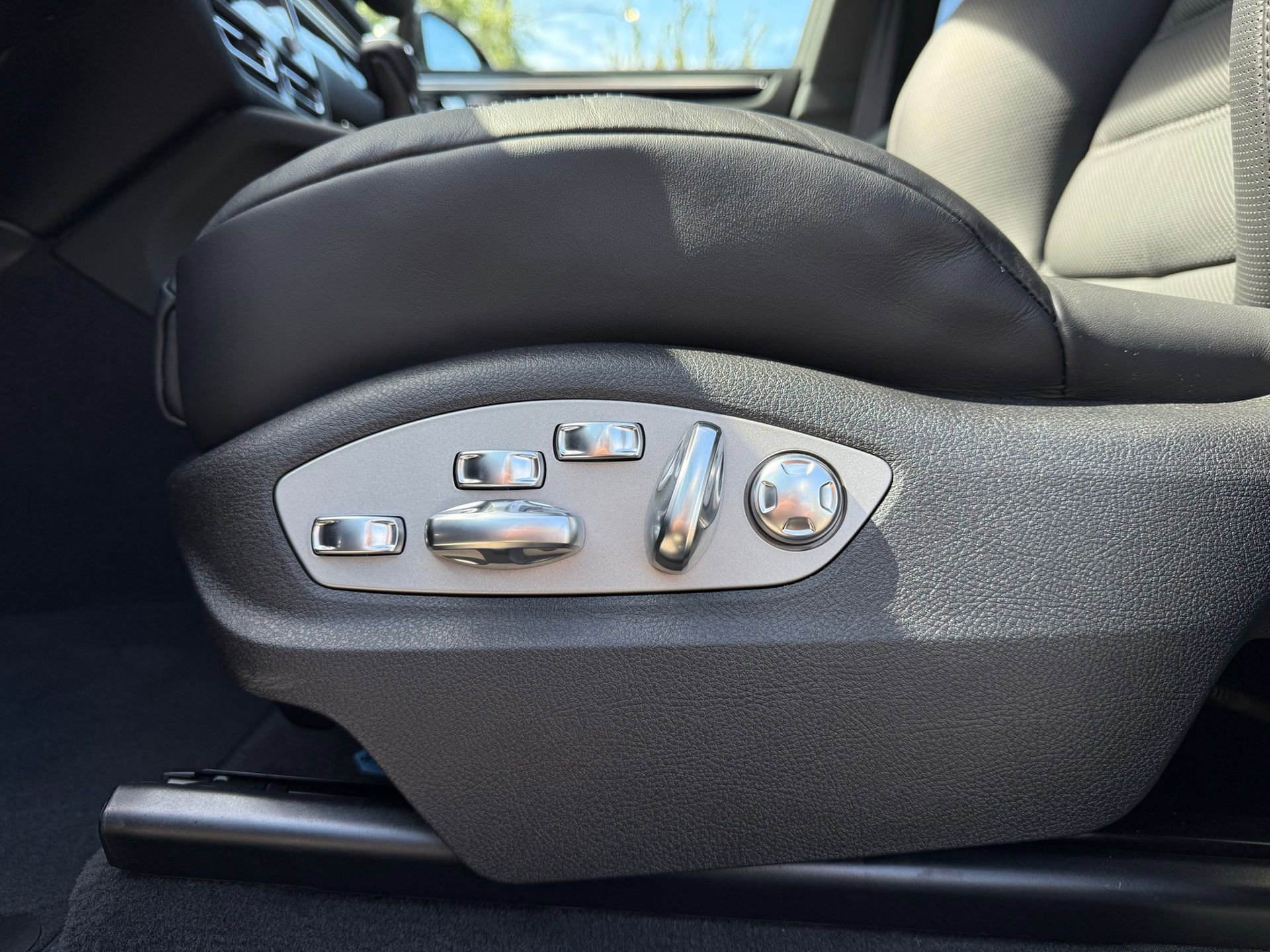 Used 2025 Porsche Macan AWD/4WD image 27