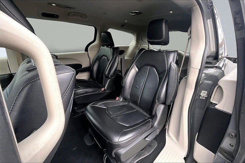 Used 2022 Chrysler Pacifica Touring-L w/ Uconnect Theater Family Group image 26