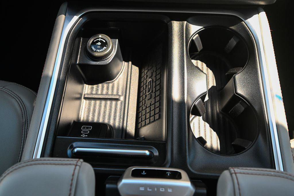 Certified 2025 Ford Expedition Active AWD/4WD image 35