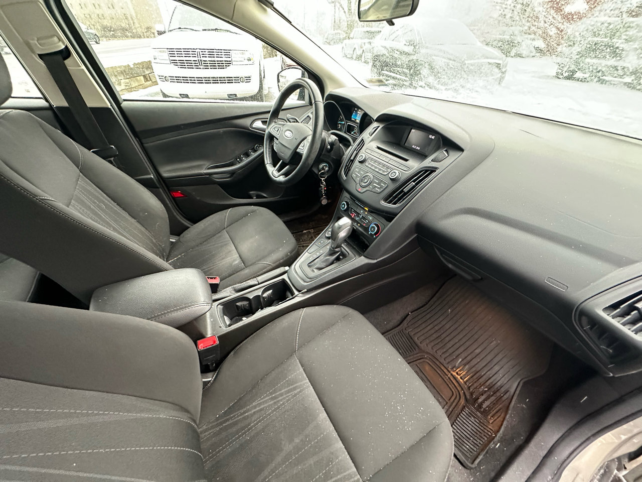 Used 2016 Ford Focus SE w/ SE Cold Weather Package image 38