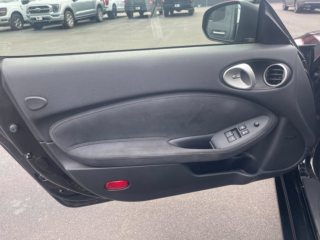 Used 2017 Nissan 370Z Touring RWD image 14