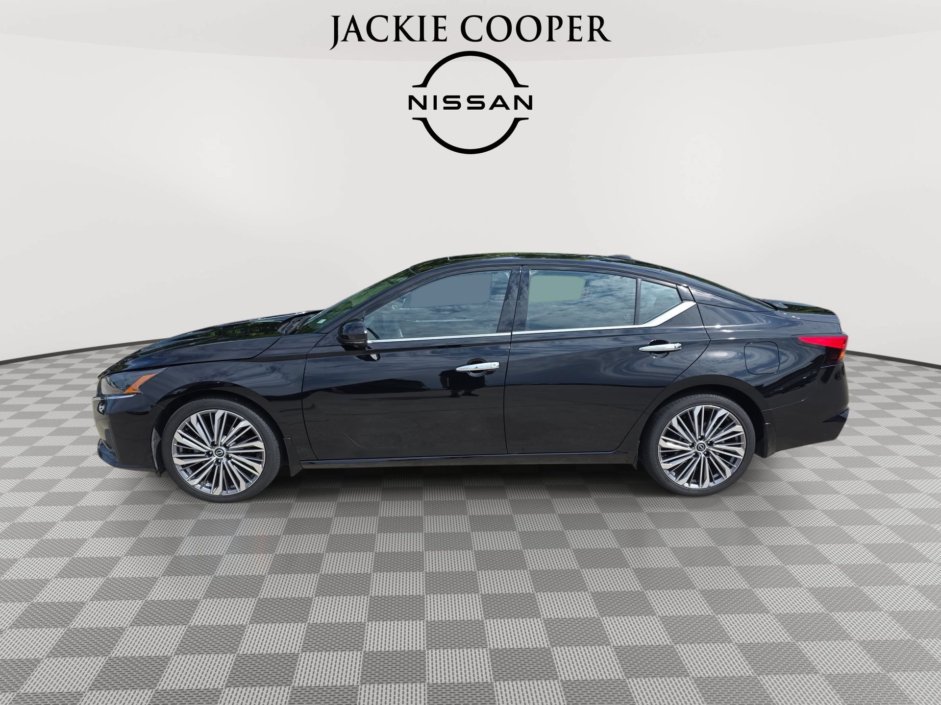 Used 2025 Nissan Altima 2.5 SL FWD image 8
