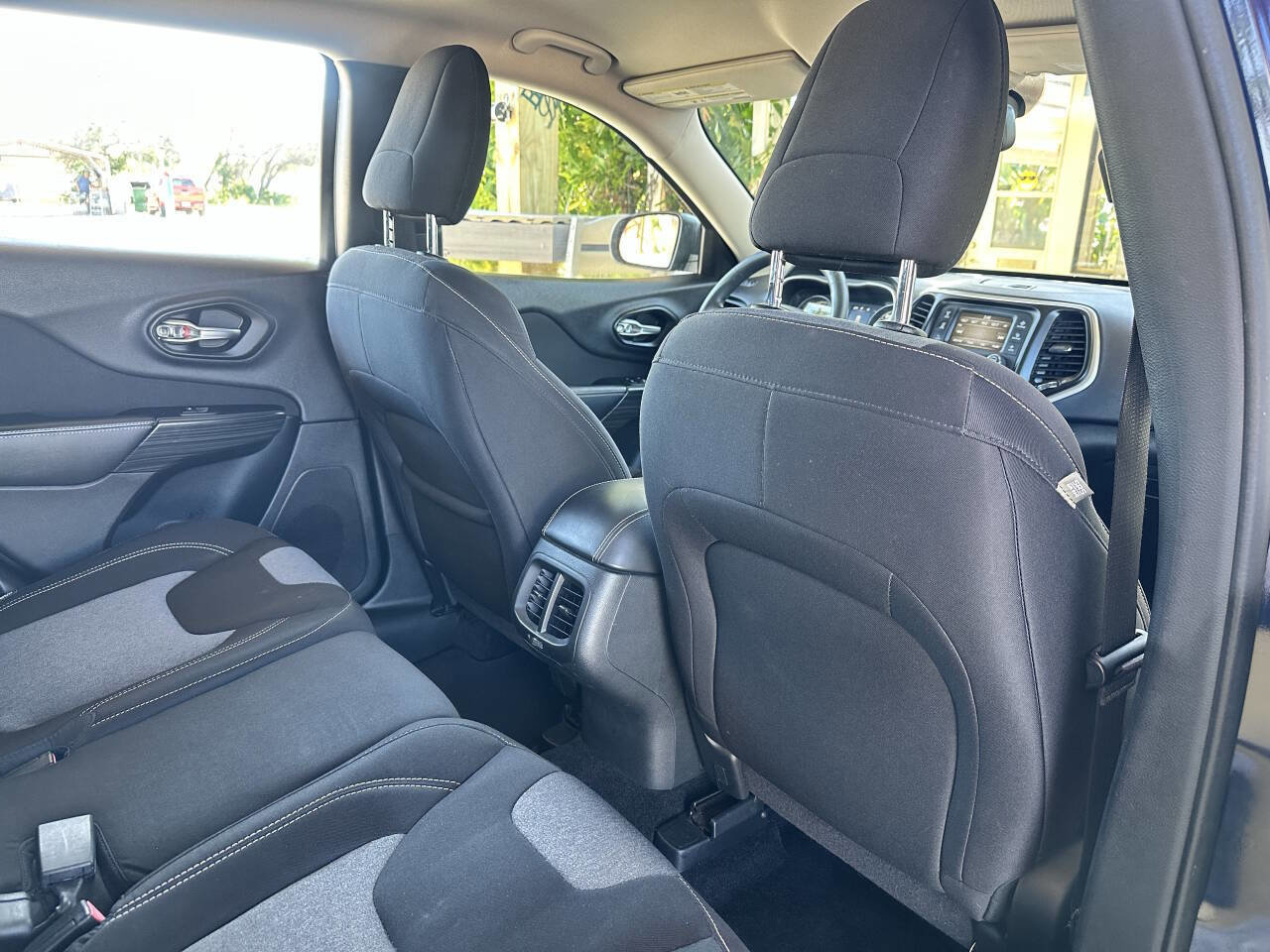 Used 2015 Jeep Cherokee Sport image 17