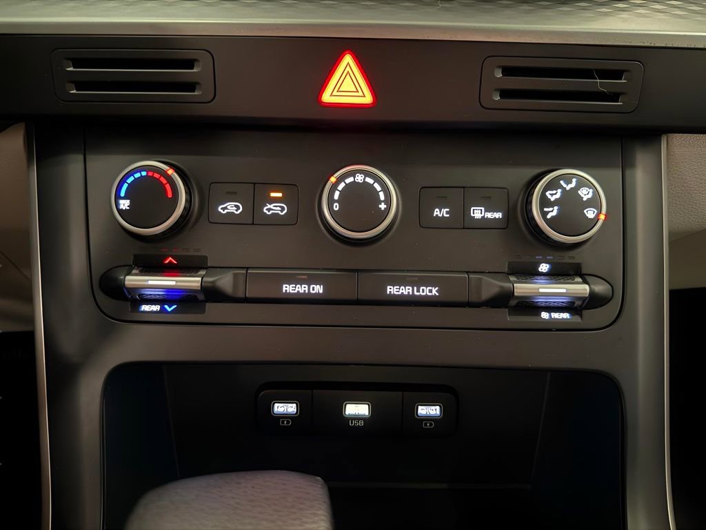 Used 2022 Kia Carnival LX image 15