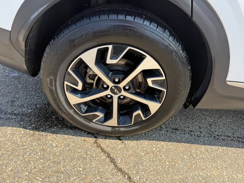 Certified 2025 Kia Sportage EX AWD/4WD image 17