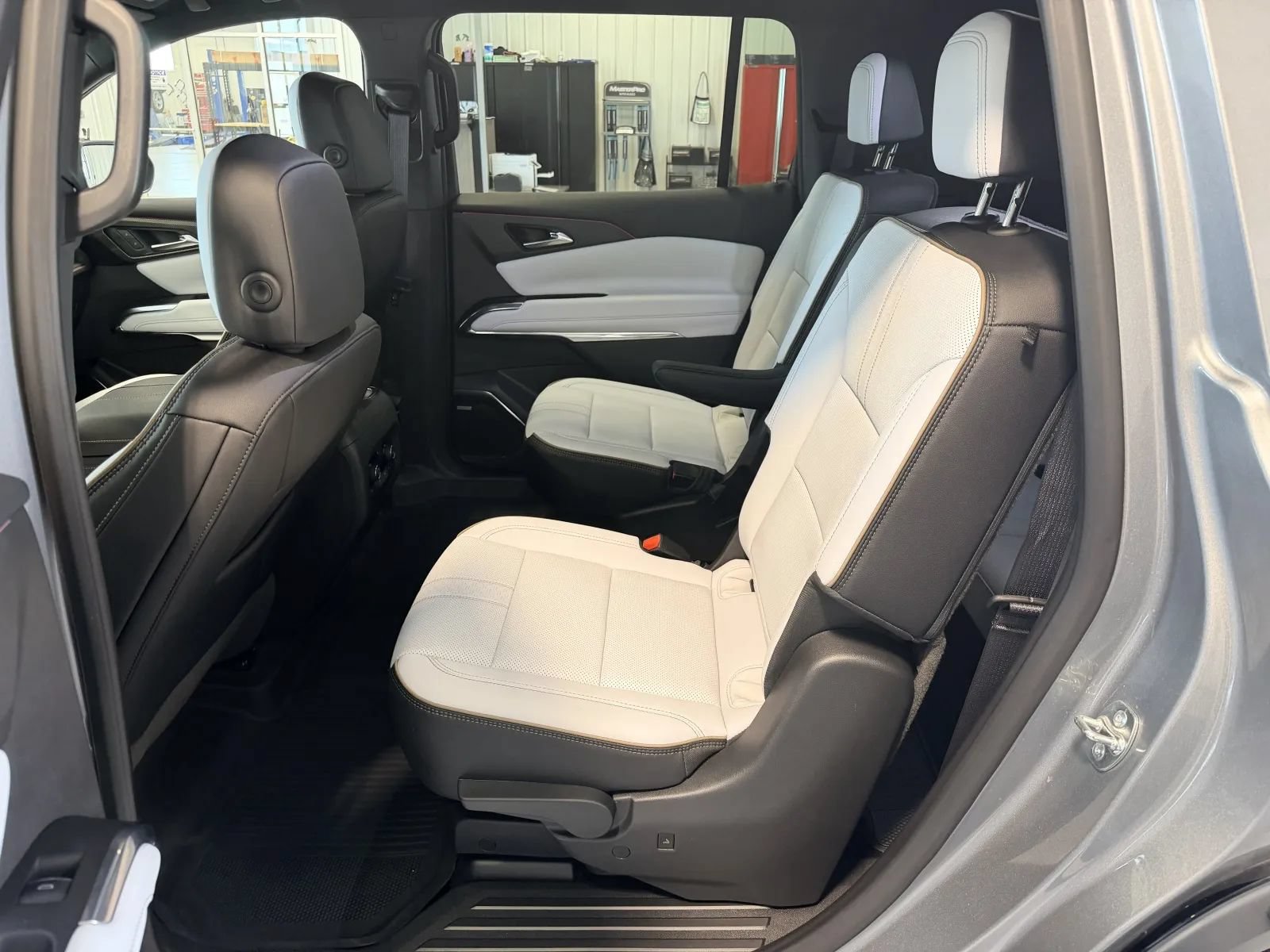 Used 2025 Chevrolet Traverse High Country w/ LPO, Cargo Package AWD/4WD image 14