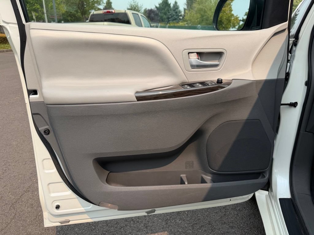 Used 2015 Toyota Sienna XLE w/ XLE Navigation Package FWD image 11