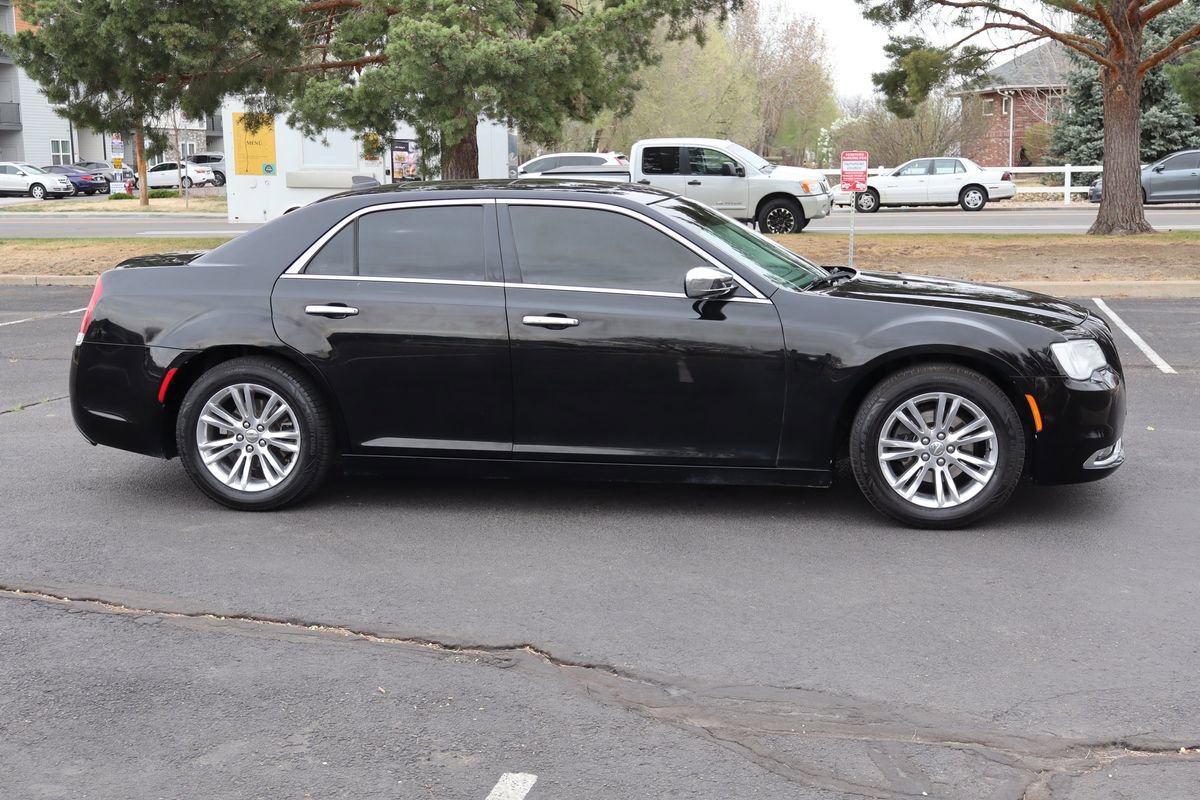 Used 2016 Chrysler 300 C image 3