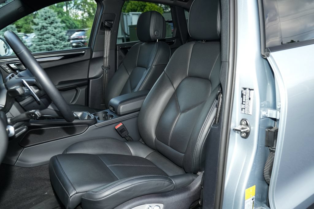 Certified 2026 Porsche Macan AWD/4WD image 5