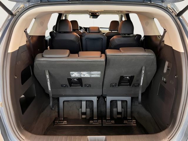 Used 2024 Kia Carnival EX FWD image 11