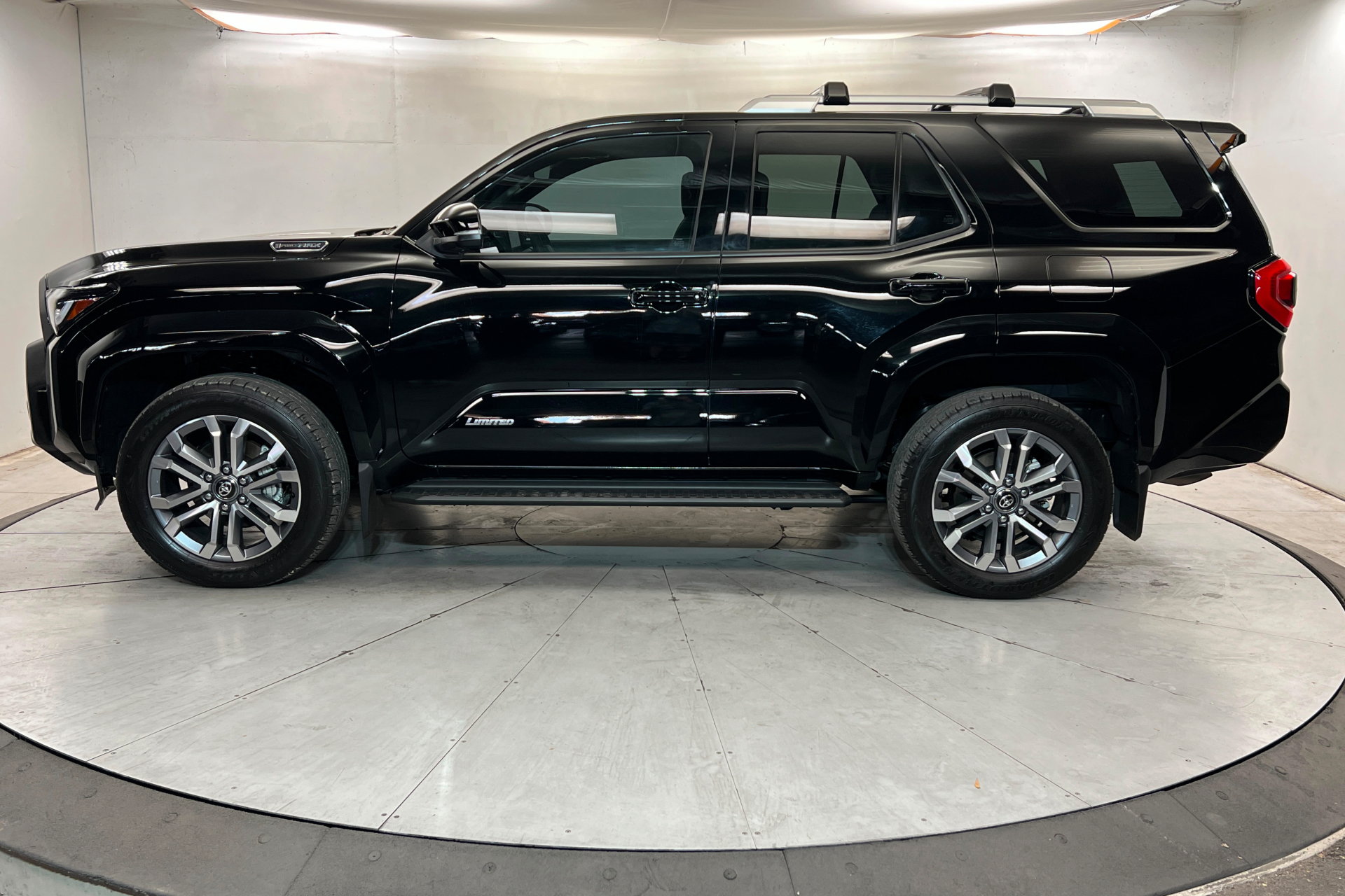 Used 2025 Toyota 4Runner Limited w/ Tow Technology Package AWD/4WD image 2