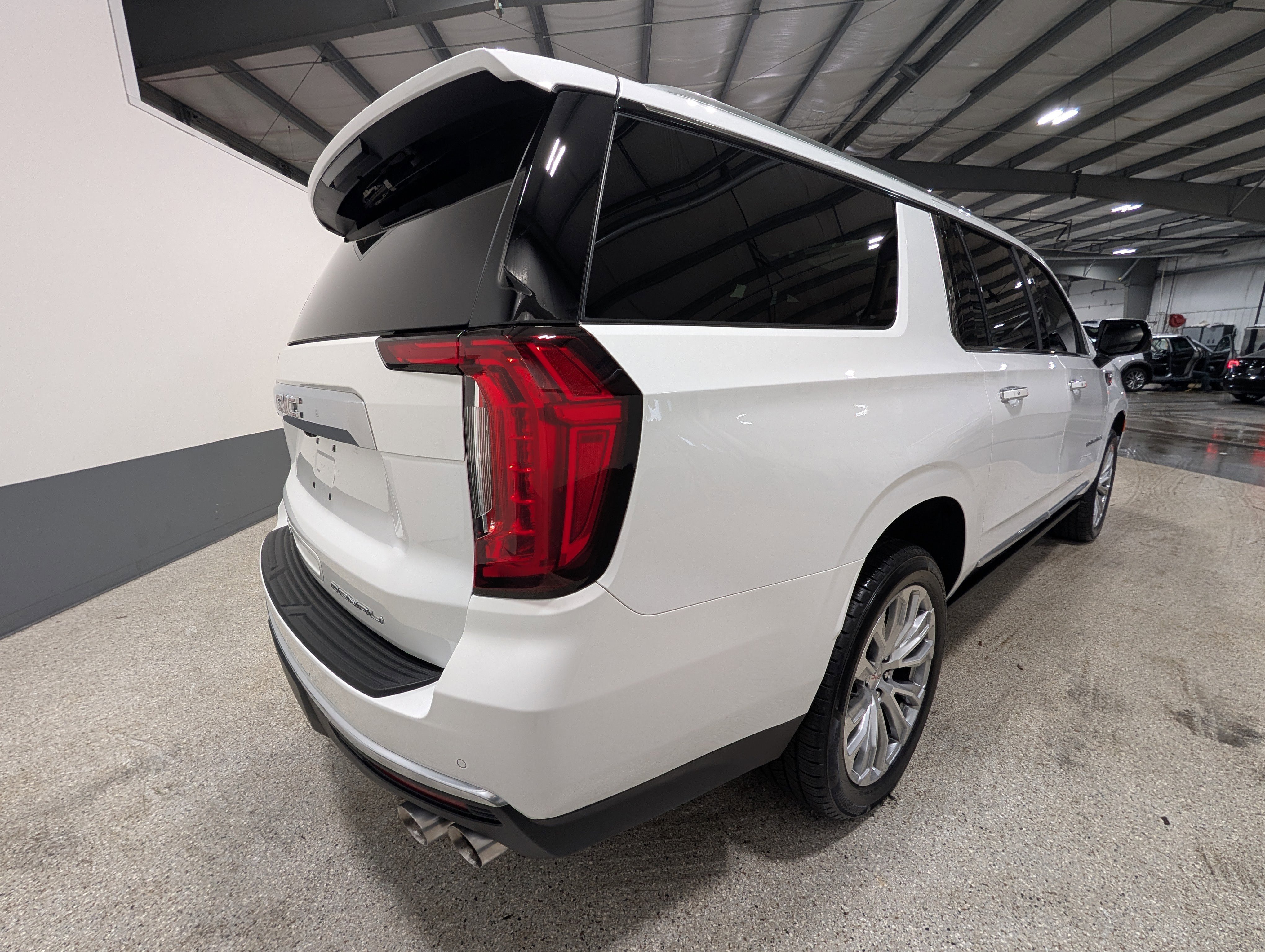 Used 2023 GMC Yukon XL Denali AWD/4WD image 3