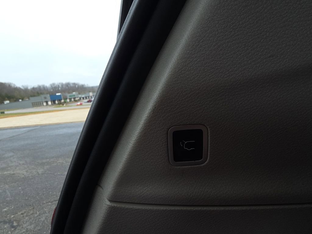 Used 2023 Chrysler Pacifica Touring-L image 32