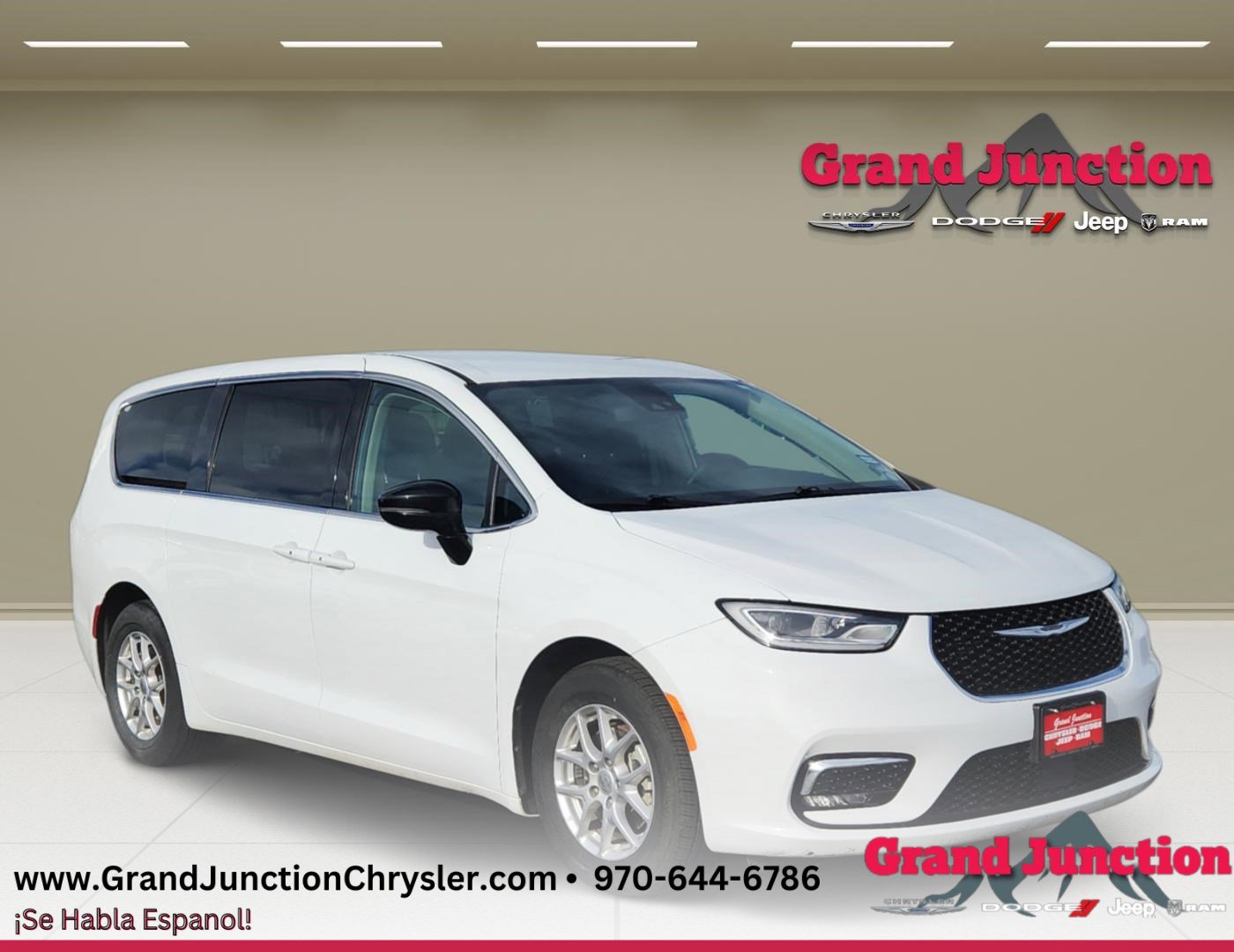 Used 2024 Chrysler Pacifica Touring-L image 1
