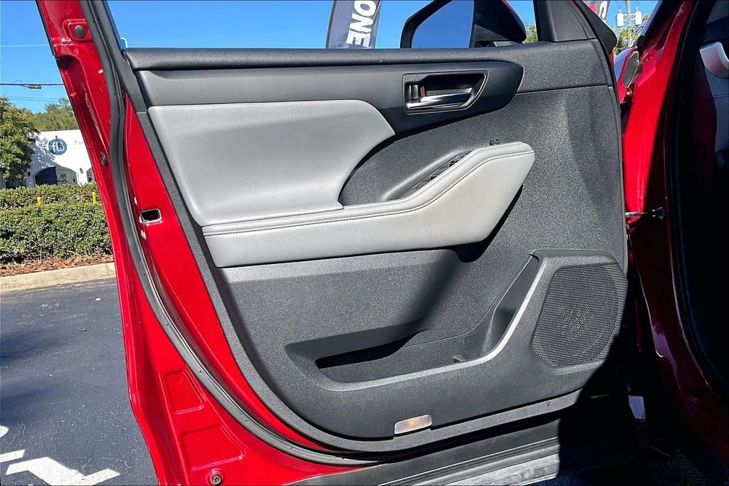 Used 2021 Toyota Highlander XLE image 19