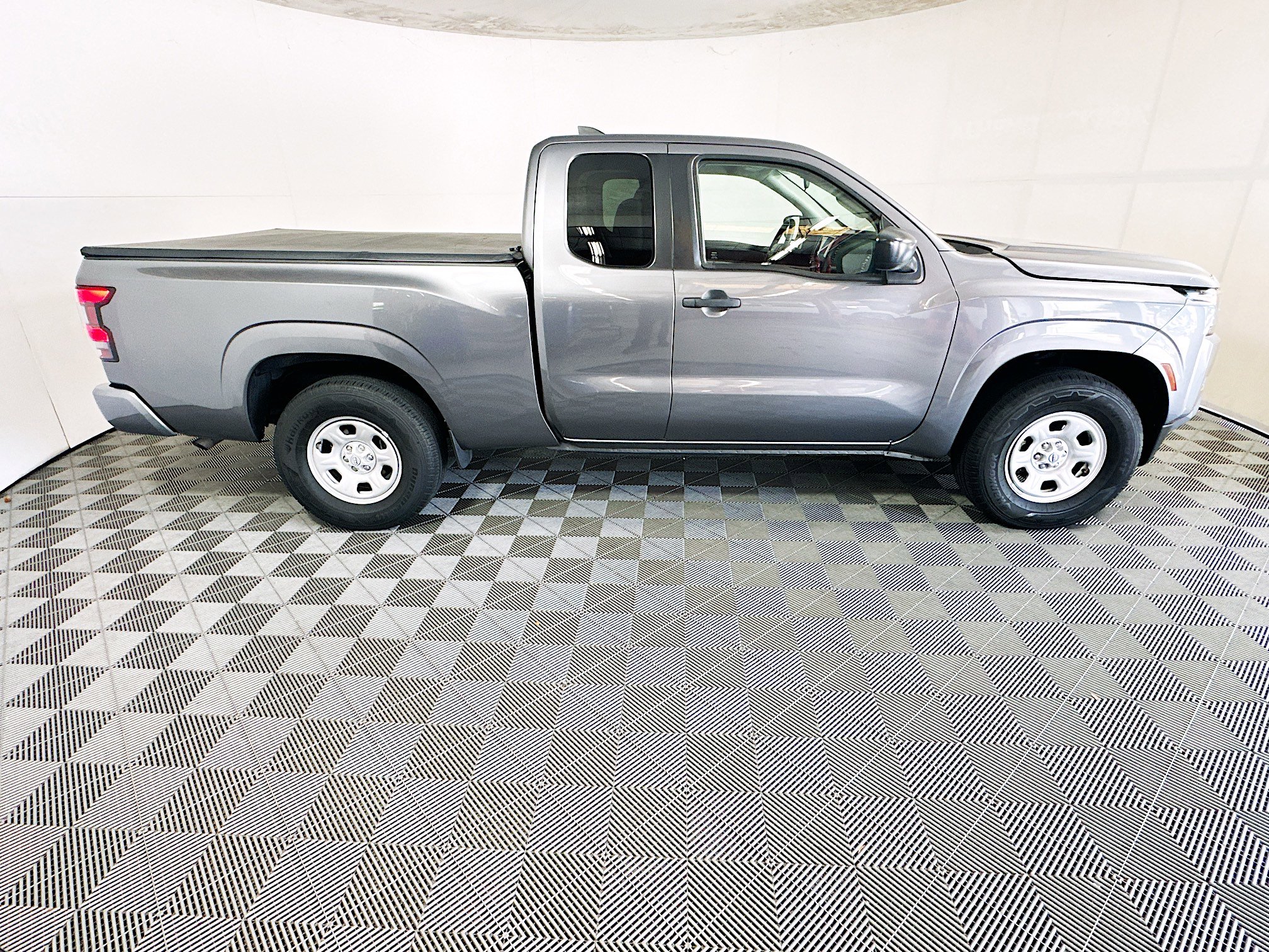 Used 2022 Nissan Frontier S RWD image 2