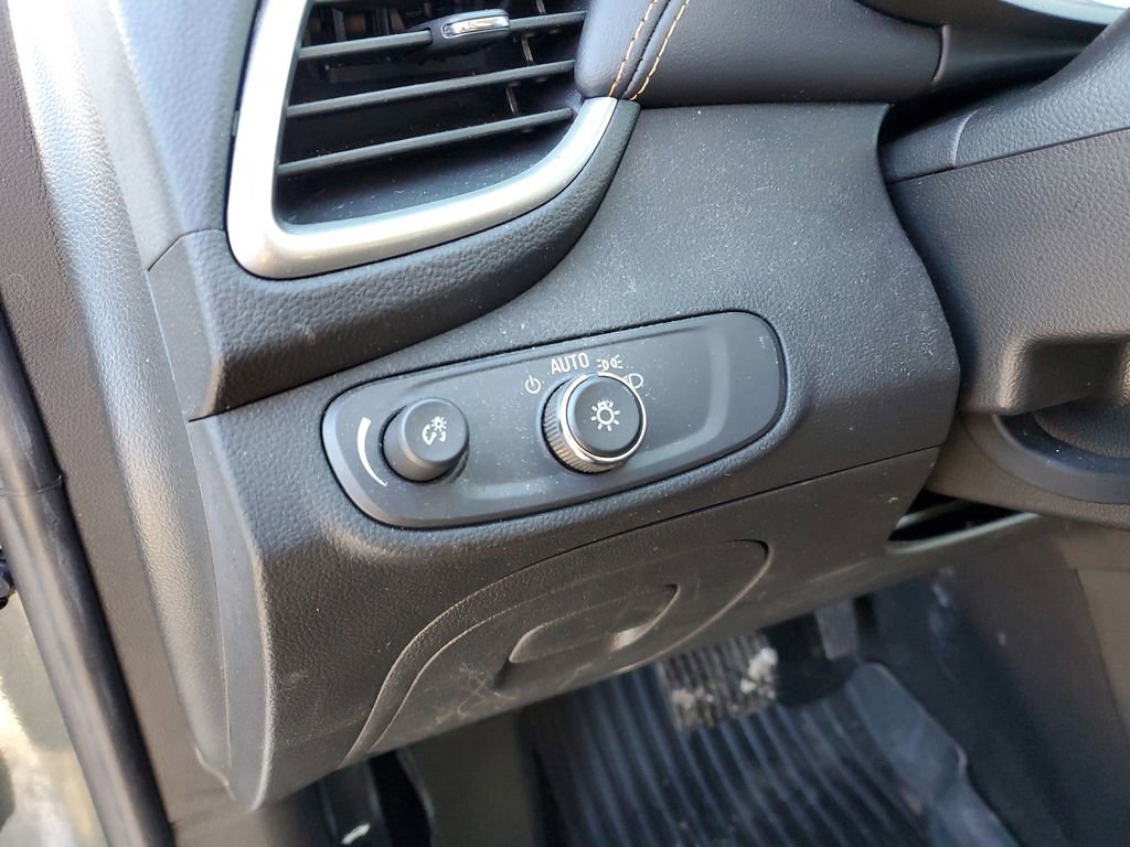 Used 2022 Chevrolet Trax LT w/ LT Convenience Package image 9