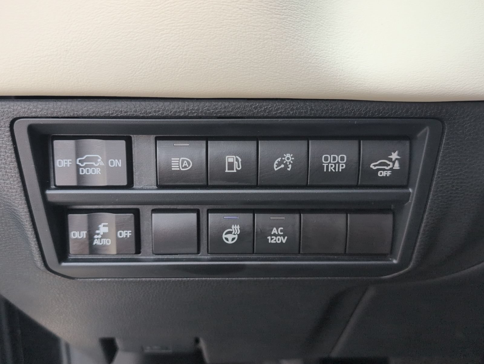 Used 2023 Toyota Sequoia Capstone AWD/4WD image 21