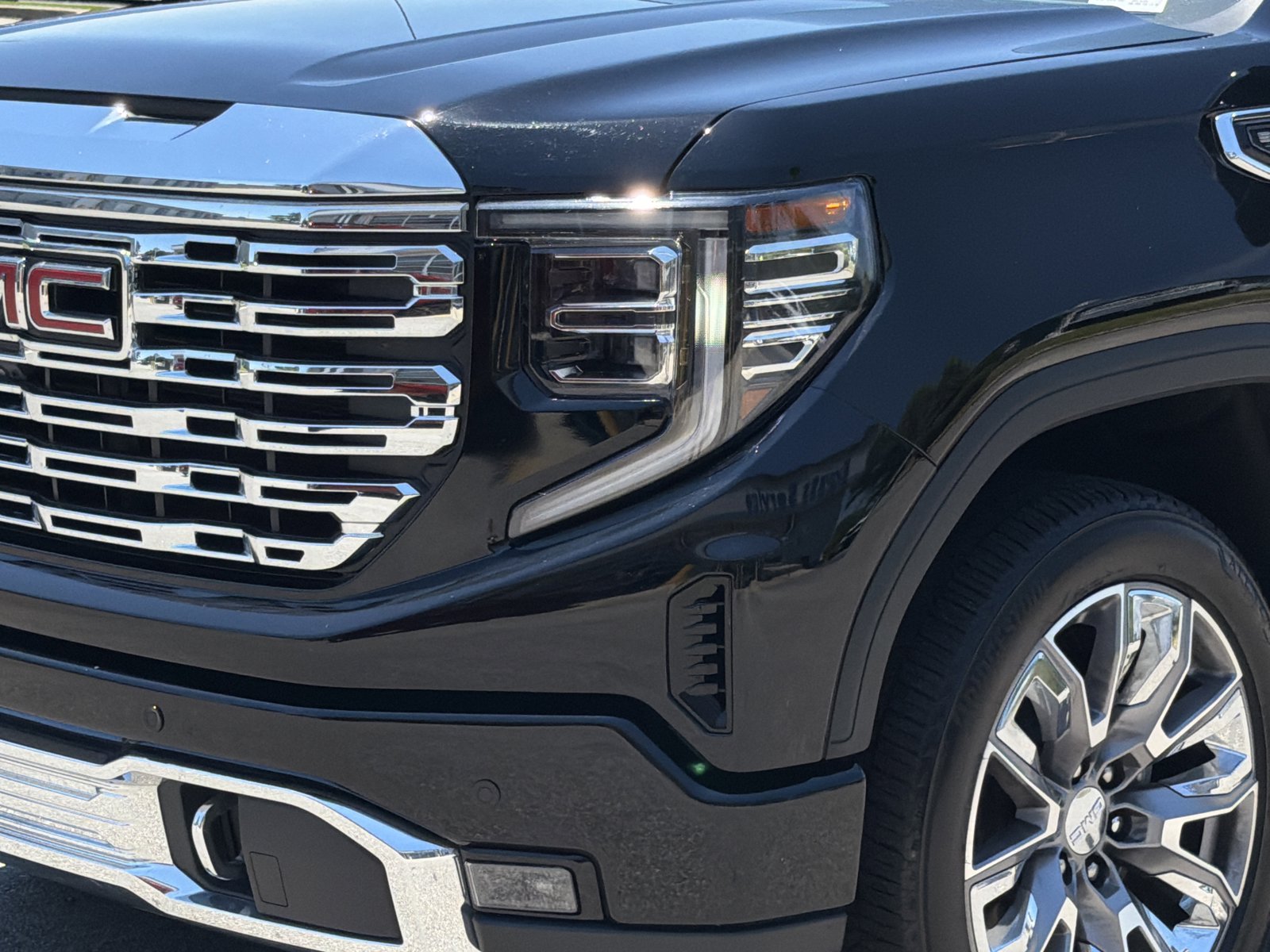 Used 2024 GMC Sierra 1500 Denali w/ Denali Reserve Package AWD/4WD image 8