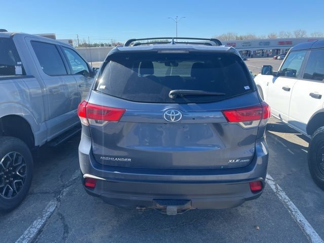 Used 2019 Toyota Highlander XLE AWD/4WD image 3