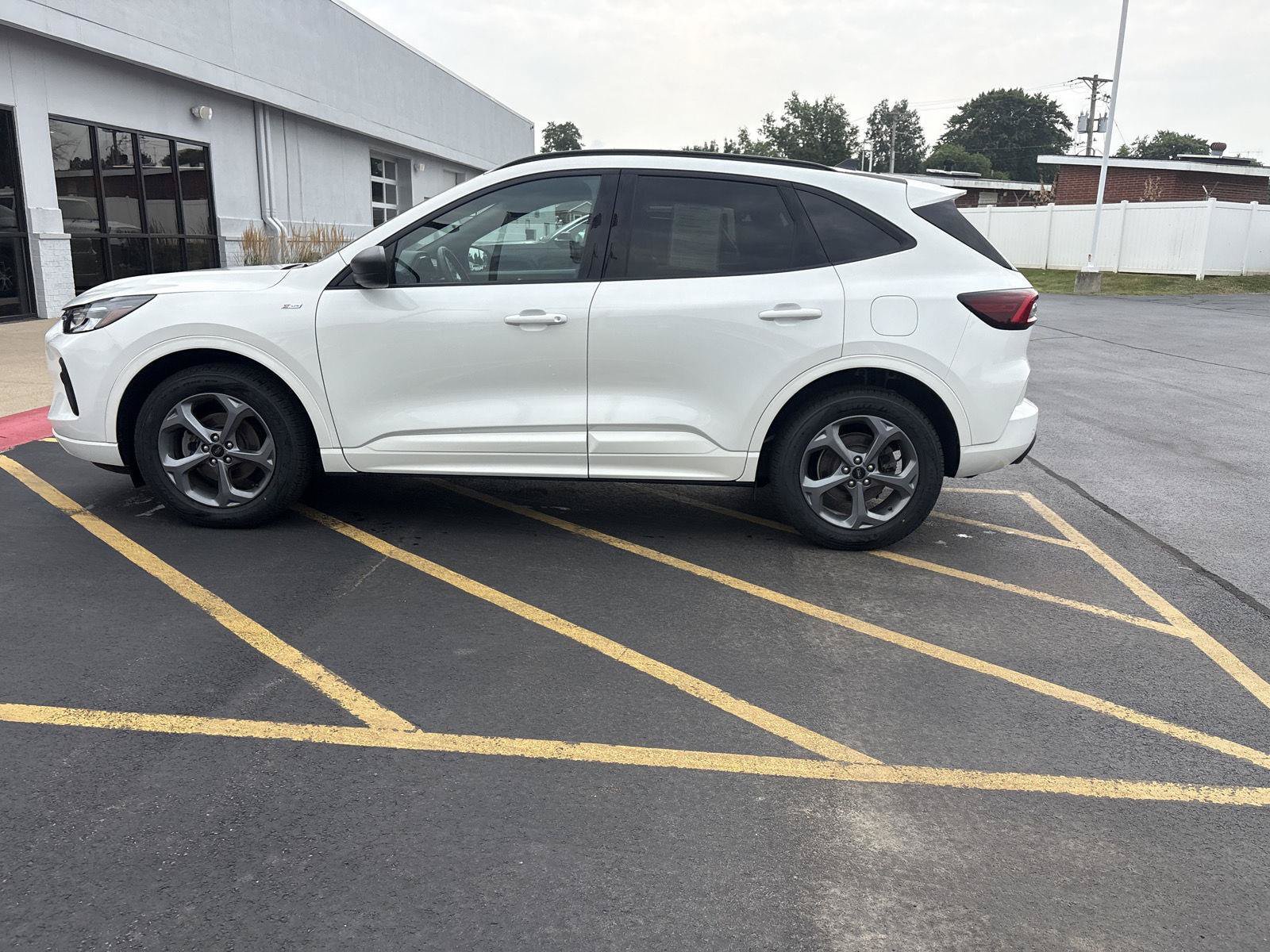 Used 2023 Ford Escape ST-Line w/ Tech Pack #1 AWD/4WD image 8