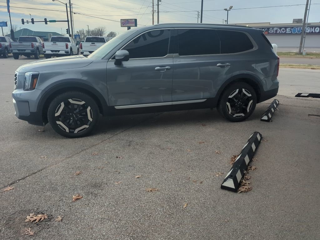 Used 2023 Kia Telluride S image 3