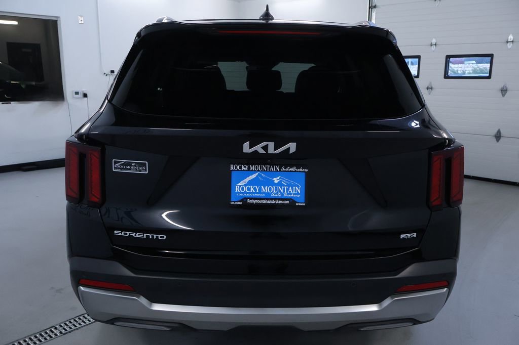 Used 2024 Kia Sorento S image 6