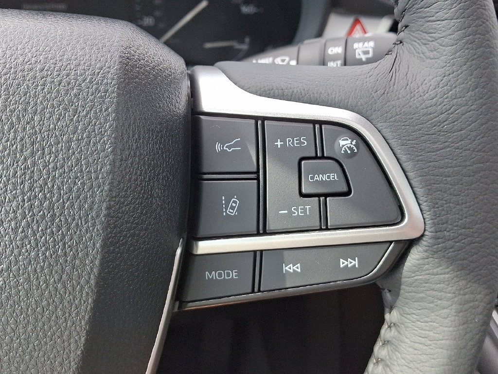 Used 2026 Toyota Sienna XLE FWD image 27