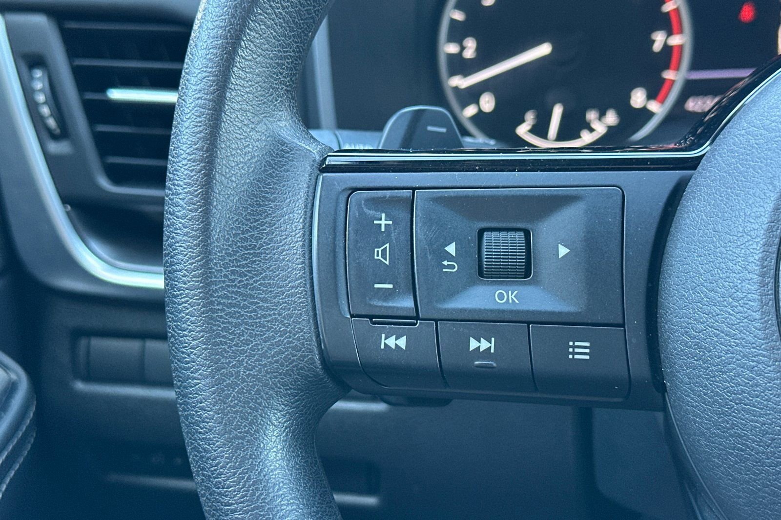 Used 2023 Nissan Rogue SV image 27