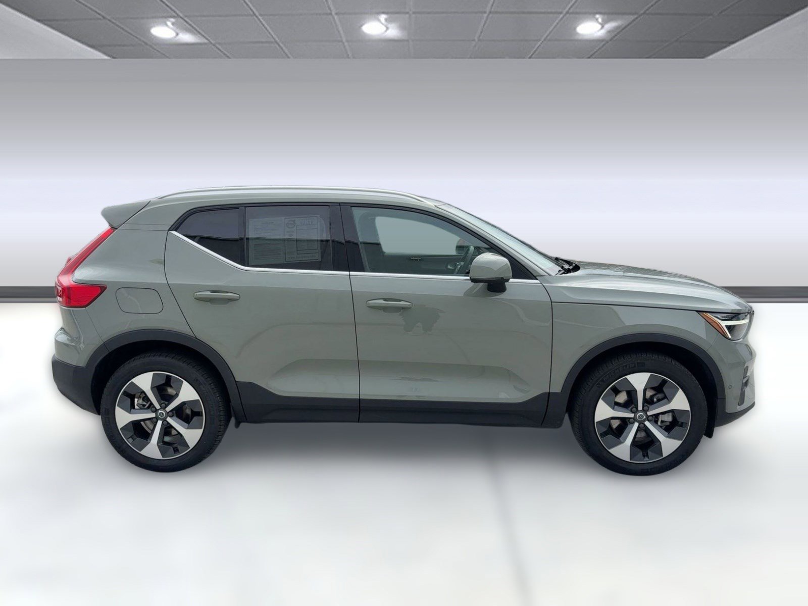 Certified 2025 Volvo XC40 B5 Plus image 8