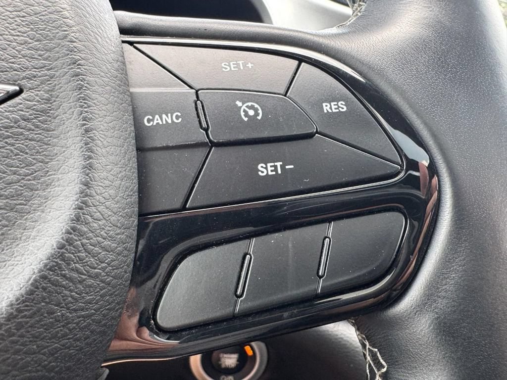 Used 2018 Chrysler Pacifica Touring-L Plus FWD image 19
