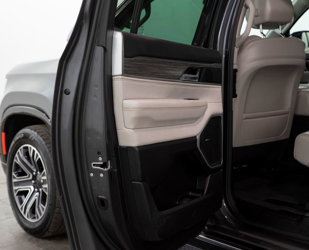 Used 2023 Jeep Wagoneer L Series II image 10