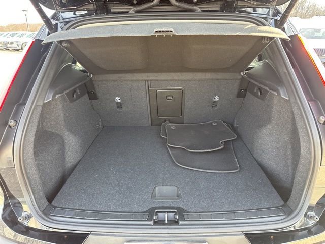 Certified 2025 Volvo XC40 B5 Core image 33